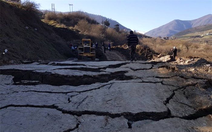 راهداران در حال ترمیم محور رانشی رویان-گلندرودهستند