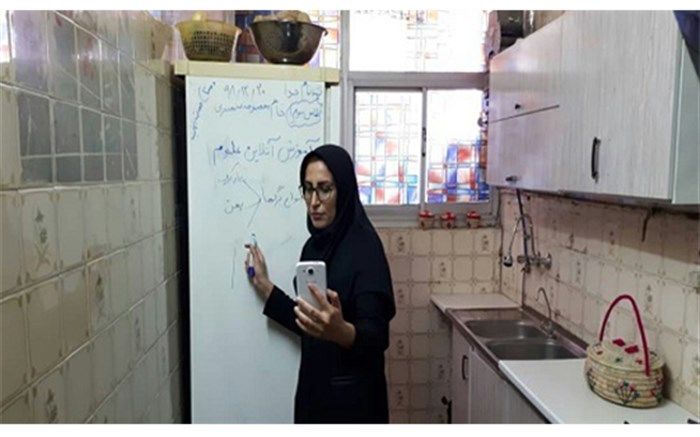 گفت‌وگو با معلمی که یخچال خانه‌اش را تخته‌ی کلاس کرد + تصاویر