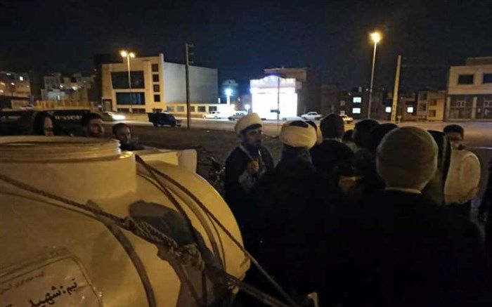 کانون طلاب هلال احمر نقاط پرتردد زنجان را برای مبارزه با ویروس کرونا ضدعفونی کردند