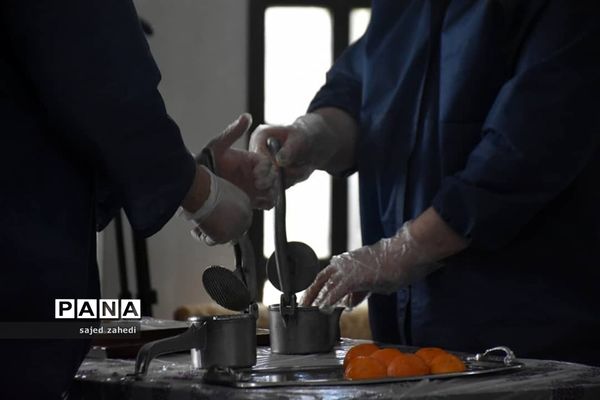 تهیه آب میوه طبیعی برای پرستاران و بیماران کرونایی توسط هیات های تبریزی