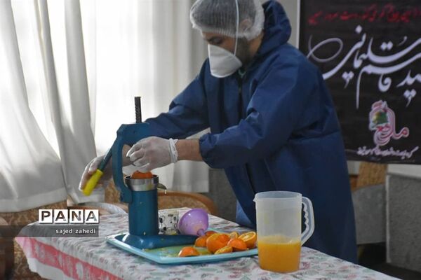 تهیه آب میوه طبیعی برای پرستاران و بیماران کرونایی توسط هیات های تبریزی