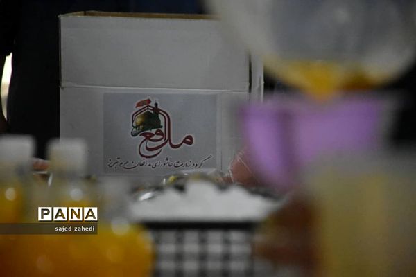 تهیه آب میوه طبیعی برای پرستاران و بیماران کرونایی توسط هیات های تبریزی