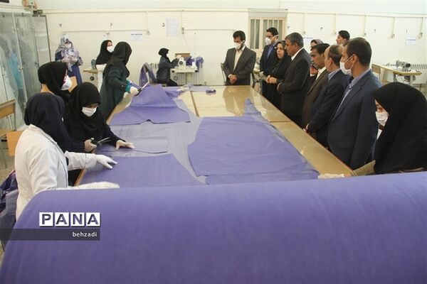 بازدید مدیرکل آموزش و پرورش استان کرمان از روند تولید ماسک در هنرستان ها