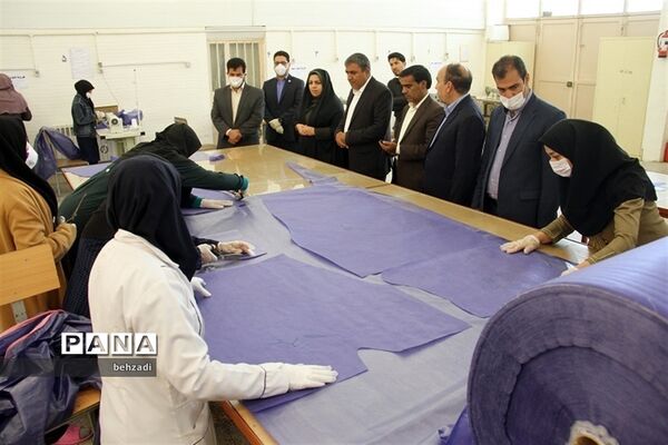 بازدید مدیرکل آموزش و پرورش استان کرمان از روند تولید ماسک در هنرستان ها