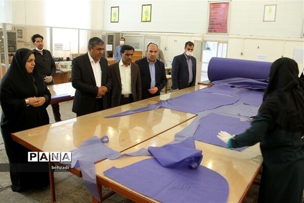 بازدید مدیرکل آموزش و پرورش استان کرمان از روند تولید ماسک در هنرستان ها