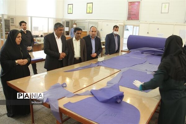 بازدید مدیرکل آموزش و پرورش استان کرمان از روند تولید ماسک در هنرستان ها