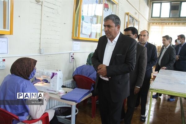 بازدید مدیرکل آموزش و پرورش استان کرمان از روند تولید ماسک در هنرستان ها
