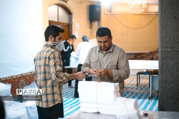 کار گروه مردمی تولید ماسک  مدافعان سلامت در مسجد اشرف الانبیاء در تبریز