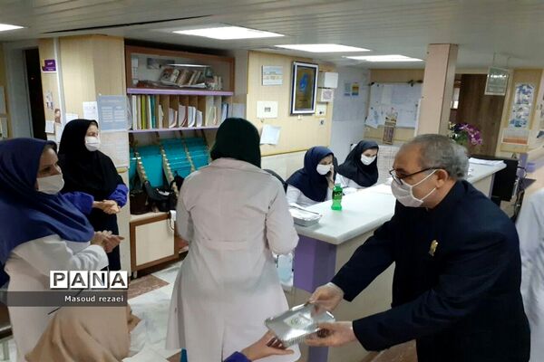 توزیع 400 پرس غذای متبرک آستان قدس رضوی بین کادر درمان و بیماران بیمارستان های میانه