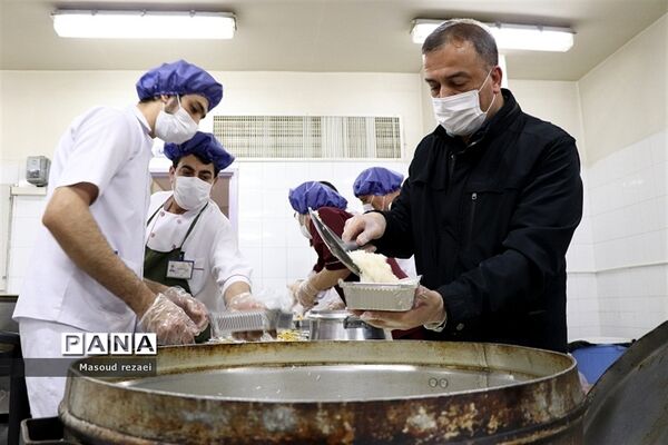 توزیع 400 پرس غذای متبرک آستان قدس رضوی بین کادر درمان و بیماران بیمارستان های میانه