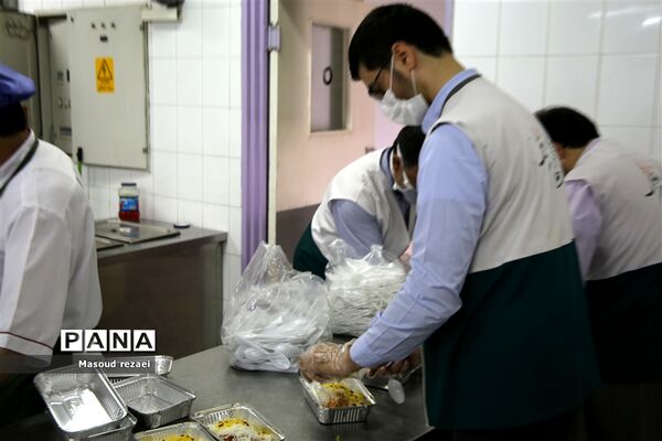 توزیع 400 پرس غذای متبرک آستان قدس رضوی بین کادر درمان و بیماران بیمارستان های میانه