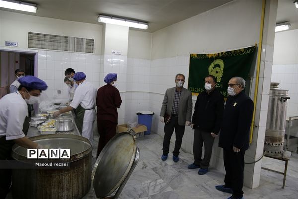 توزیع 400 پرس غذای متبرک آستان قدس رضوی بین کادر درمان و بیماران بیمارستان های میانه