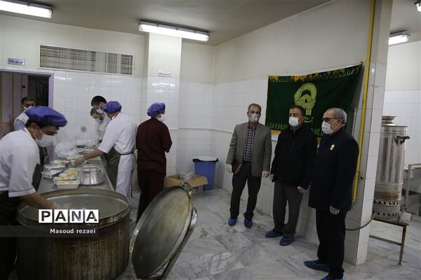 توزیع 400 پرس غذای متبرک آستان قدس رضوی بین کادر درمان و بیماران بیمارستان های میانه