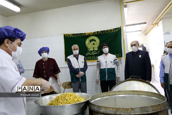 توزیع 400 پرس غذای متبرک آستان قدس رضوی بین کادر درمان و بیماران بیمارستان های میانه