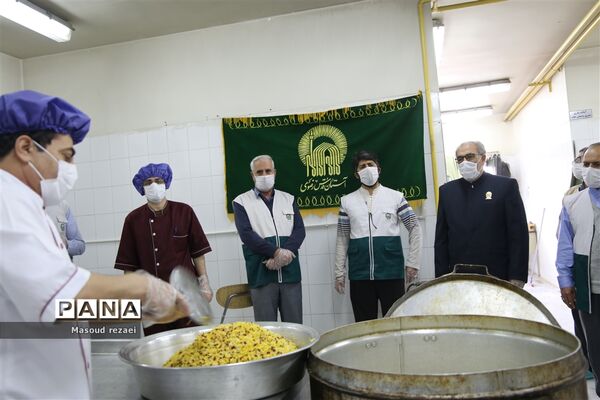 توزیع 400 پرس غذای متبرک آستان قدس رضوی بین کادر درمان و بیماران بیمارستان های میانه