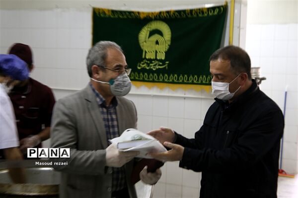 توزیع 400 پرس غذای متبرک آستان قدس رضوی بین کادر درمان و بیماران بیمارستان های میانه