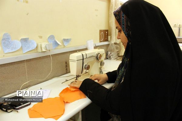 تولید روزانه 250 ماسک در هنرستان‌های علوم و هاجر ناحیه 3 اهواز