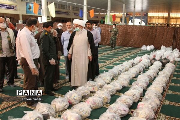 بازدید نماینده ولی فقیه در استان و امام جمعه بوشهر از محل استقرار اقلام بهداشتی و بسته های معیشتی