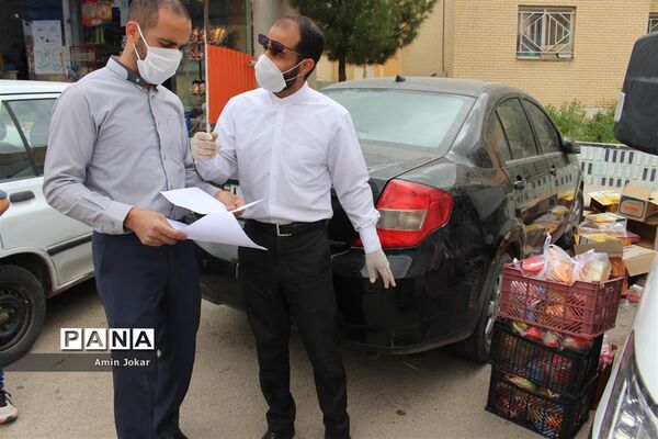 ضدعفونی  و توزیع اقلام بهداشتی در مجتمع‌های مسکونی شهر صدرا  توسط فرهنگیان به مناسبت میلاد حضرت مهدی(عج)