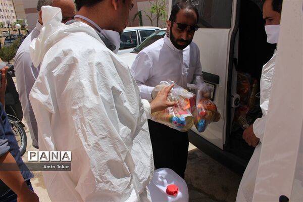 ضدعفونی  و توزیع اقلام بهداشتی در مجتمع‌های مسکونی شهر صدرا  توسط فرهنگیان به مناسبت میلاد حضرت مهدی(عج)