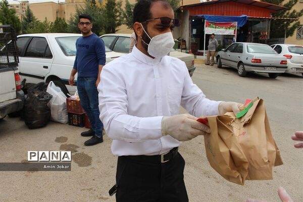 ضدعفونی  و توزیع اقلام بهداشتی در مجتمع‌های مسکونی شهر صدرا  توسط فرهنگیان به مناسبت میلاد حضرت مهدی(عج)