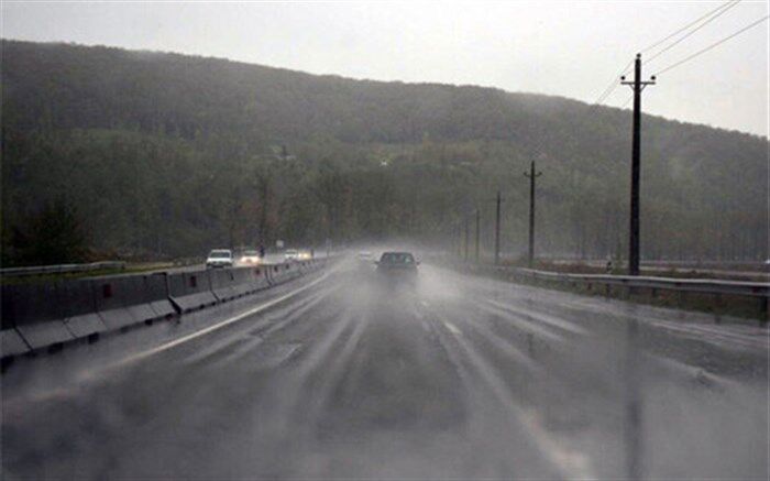 بارش باران در محورهای مواصلاتی ۱۷ استان کشور