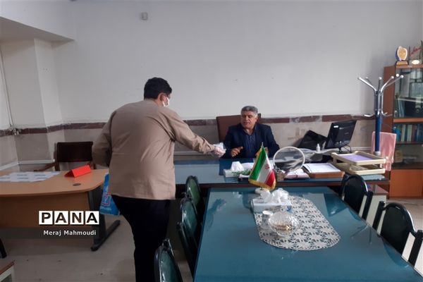 توزیع اقلام بهداشتی در اداره آموزش و پرورش شهرقدس