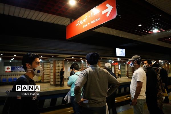 روزهای کرونایی  در مترو تهران