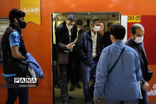 روزهای کرونایی  در مترو تهران