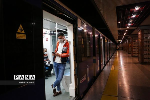 روزهای کرونایی  در مترو تهران