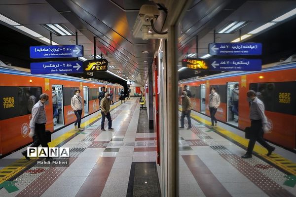 روزهای کرونایی  در مترو تهران