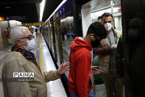 روزهای کرونایی  در مترو تهران