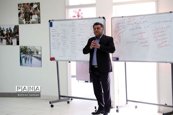 جلسه کاری فعالیت دانش‌آموزی سازمان دانش‌آموزی با رعایت پروتکل بهداشتی