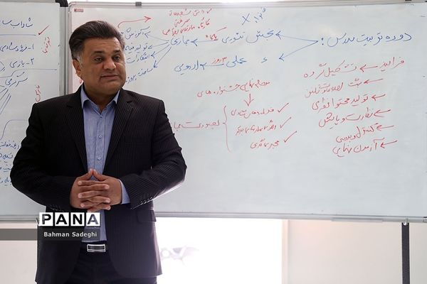 جلسه کاری فعالیت دانش‌آموزی سازمان دانش‌آموزی با رعایت پروتکل بهداشتی