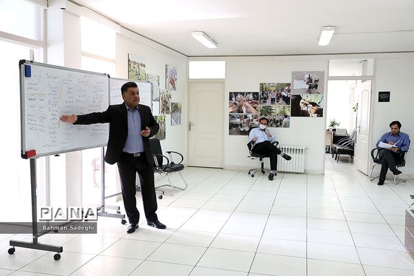 جلسه کاری فعالیت دانش‌آموزی سازمان دانش‌آموزی با رعایت پروتکل بهداشتی