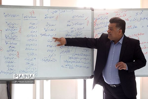 جلسه کاری فعالیت دانش‌آموزی سازمان دانش‌آموزی با رعایت پروتکل بهداشتی