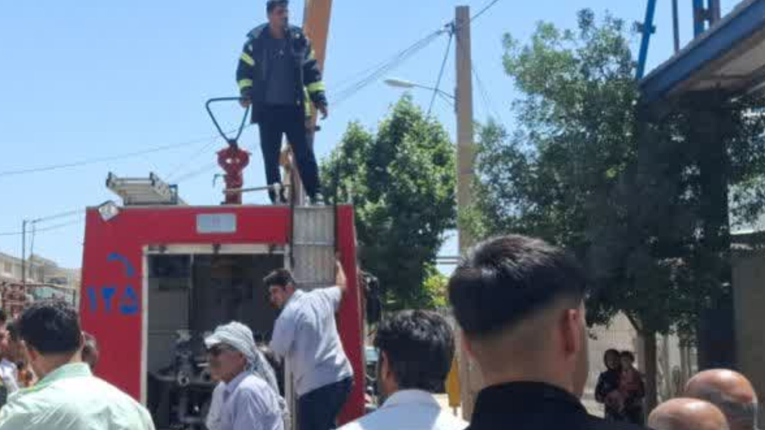 آتش‌نشانان جان یک کارگر را نجات دادند