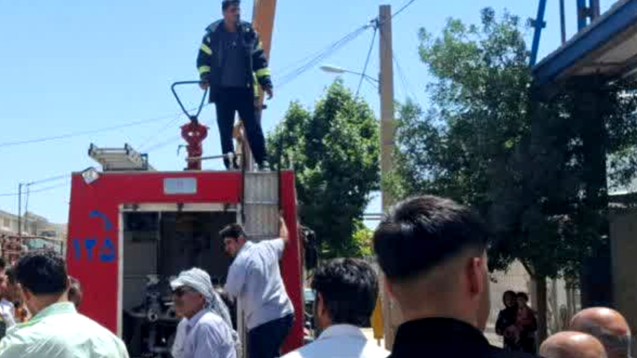 آتش‌نشانان جان یک کارگر را نجات دادند