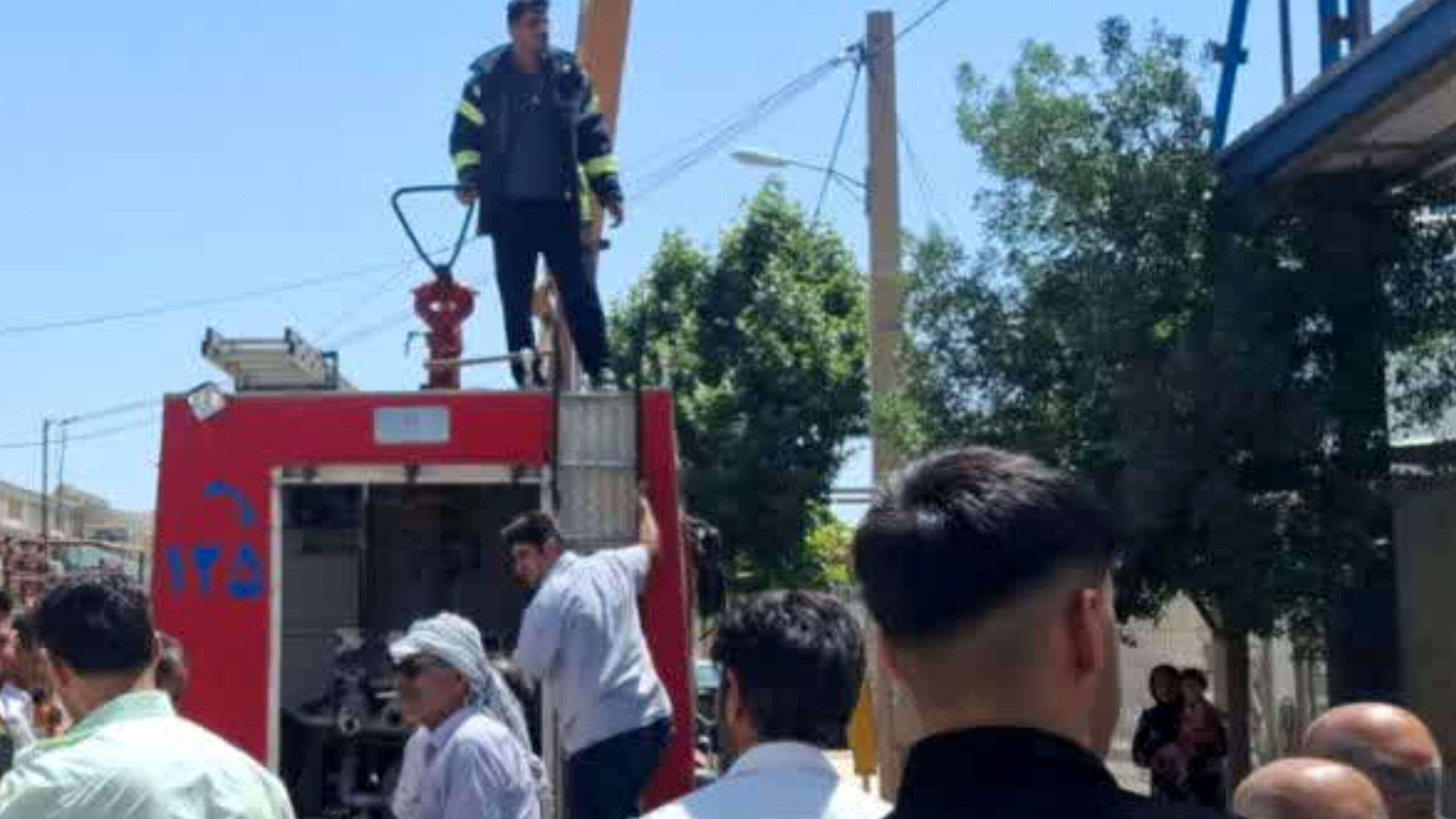 آتش‌نشانان جان یک کارگر را نجات دادند