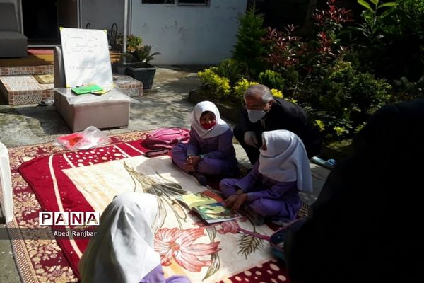 آموزگار پایه سوم حیاط خانه را کلاس درس کرد