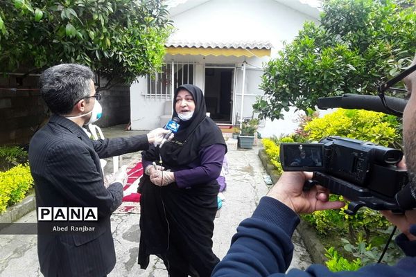 آموزگار پایه سوم حیاط خانه را کلاس درس کرد