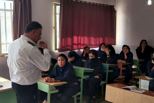 آموزش اصول اولیه آتش‌نشانی در مدرسه زکیه صباشهر