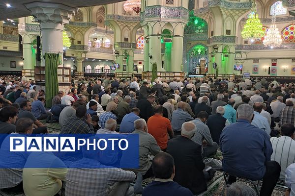 حضور مدیر آموزش و پرورش ناحیه دو شهرری در کنار دانش آموزان در نماز جمعه 