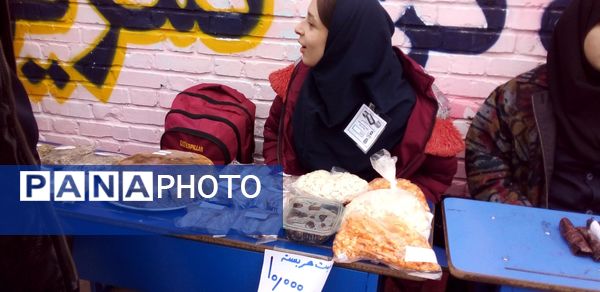 بازارچه دانش‌آموزی کسب در آمد در دبیرستان میثاق منطقه تبادکان مشهد