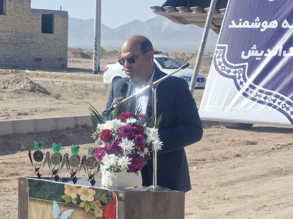 آیین کلنگ زنی پروژه آموزشی ۹ کلاسه هوشمند خیری روستای بهادران مهریز