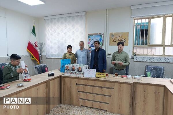 آیین تجلیل از دانش‌آموزان برتر مسابقات قرآن، عترت و نماز دبستان شهید رجایی شهرستان قدس
