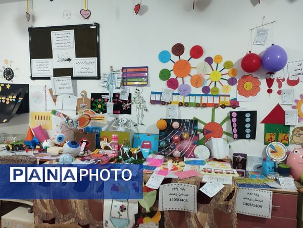 جشنواره بازی و یادگیری همزمان با ایام الله دهه فجر در دبستان وحدت