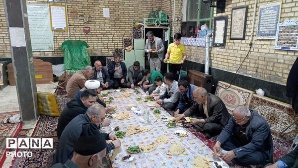 برپایی سفره‌های افطار ساده در شهر سفیددشت 