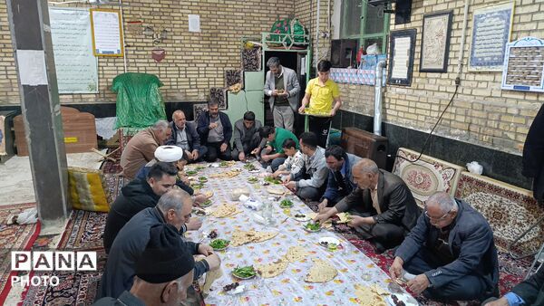 برپایی سفره‌های افطار ساده در شهر سفیددشت 