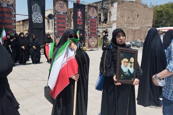 جاماندگان آذربایجان شرقی با چشمانی اشک‌بار به امید روز رجعت با رهبر شهید
